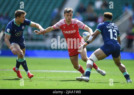 Morgan Williams del Galles, in azione durante la partita sotto pressione di Femi Sofolarin di Scozia, Foto Stock