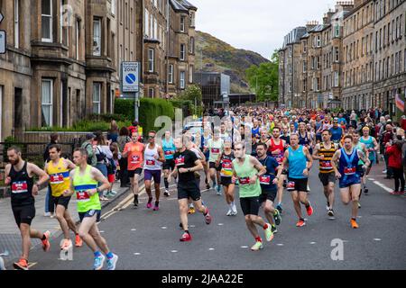 Edimburgo, Scozia, Regno Unito . 29th maggio 2022. I corridori iniziano la maratona di Edimburgo entrando nel centro storico di Edimburgo, allietato da gente del posto e sostenitori. Scendendo da East Preston Street, prosegui su South Clerk Street. Credit: David Coulson/Alamy Live News Foto Stock