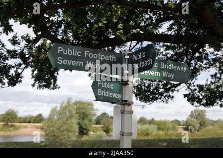 Sentiero pubblico e segnaletica per la passerella sulle rive del fiume Severn vicino a Deerhurst, Gloucestershire Foto Stock