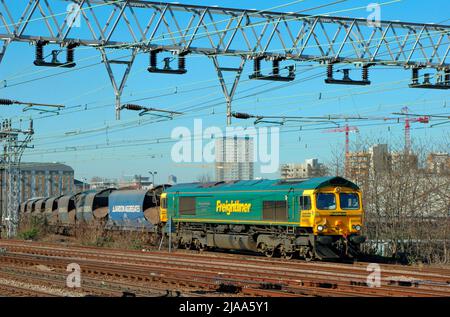 Una locomotiva diesel Freightliner classe 66 numero 66618 attende di partire dal cantiere Bow con un treno di vuoti di pietra a Pudding Mill Lane il 5th aprile 2006. Foto Stock