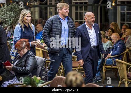 Valkenburg, Paesi Bassi. 29th maggio 2022. 2022-05-29 13:02:03 VALKENBURG - re Willem-Alexander e la regina Maxima, con il sindaco Daan Prevoo sulla destra, parlare in terrazza con gli imprenditori nella Grotestraat circa le conseguenze dell'alluvione. Il centro di Valkenburg è stato gravemente colpito dalle inondazioni di quasi un anno fa. ANP MARCEL VAN HOORN netherlands out - belgium out Credit: ANP/Alamy Live News Foto Stock