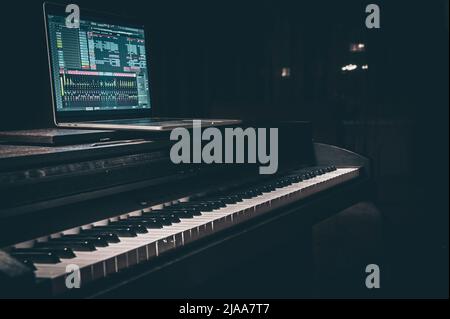 Schermo del computer portatile che mostra l'interfaccia di un programma musicale per lavorare con l'audio. Foto Stock