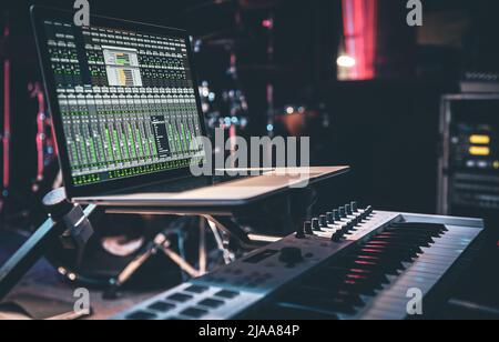 Schermo del computer portatile che mostra l'interfaccia di un programma musicale per lavorare con l'audio. Foto Stock