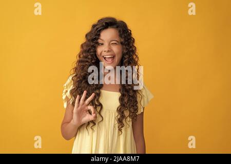 esprimere emozione positiva. cura dei capelli e della pelle. parrucchiere. ok. strizzatura dei capelli ricci. Foto Stock