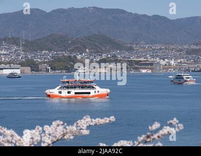 JR Miyajima Ferry che collega Hatsukaichi (Hiroshima) con l'isola di Miyajima aka Itsukushima, Hiroshima Bay, Honshu occidentale, Giappone Foto Stock