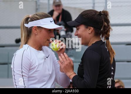Parigi, Francia. 29th maggio 2022. Marta Kostyuk (L) dell'Ucraina comunica con Elena-Gabriela Ruse della Romania durante la terza partita femminile al doppio contro Zhang Shuai della Cina/Catherine McNally degli Stati Uniti al torneo di tennis Open Francese a Roland Garros di Parigi, Francia, il 29 maggio 2022. Credit: Meng Dingbo/Xinhua/Alamy Live News Foto Stock