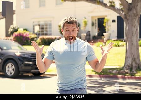 felice uomo unshaven con viso stupito gesturing in sensazione di stupore, sorpresa Foto Stock