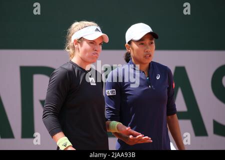 Parigi, Francia. 29th maggio 2022. Zhang Shuai (R) della Cina e Catherine McNally degli Stati Uniti reagiscono durante la terza partita femminile al raddoppio contro Marta Kostyuk dell'Ucraina/Elena-Gabriela Ruse della Romania al torneo di tennis French Open al Roland Garros di Parigi, Francia, il 29 maggio 2022. Credit: Meng Dingbo/Xinhua/Alamy Live News Foto Stock