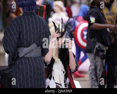 Cosplayers durante MCM Comic con all'Excel London nella zona est di Londra. Data foto: Domenica 29 maggio 2022. Foto Stock