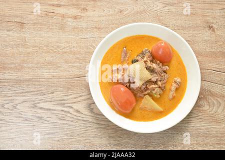 carne di anatra arrosto piccante bollita con ananas e pomodoro in zuppa di curry di latte di cocco sul piatto Foto Stock