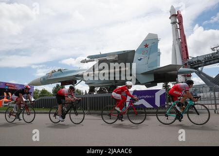 Mosca, Russia. 29th maggio 2022. La gente partecipa alla manifestazione ciclistica Sputnik Criterium che si tiene a Mosca, Russia, il 29 maggio 2022, al VDNH (la Mostra dei risultati dell'economia nazionale). Credit: Alexander Zemlianichenko Jr/Xinhua/Alamy Live News Foto Stock