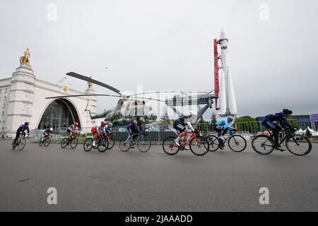 Mosca, Russia. 29th maggio 2022. La gente partecipa alla manifestazione ciclistica Sputnik Criterium che si tiene a Mosca, Russia, il 29 maggio 2022, al VDNH (la Mostra dei risultati dell'economia nazionale). Credit: Alexander Zemlianichenko Jr/Xinhua/Alamy Live News Foto Stock