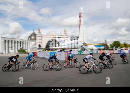 Mosca, Russia. 29th maggio 2022. La gente partecipa alla manifestazione ciclistica Sputnik Criterium che si tiene a Mosca, Russia, il 29 maggio 2022, al VDNH (la Mostra dei risultati dell'economia nazionale). Credit: Alexander Zemlianichenko Jr/Xinhua/Alamy Live News Foto Stock