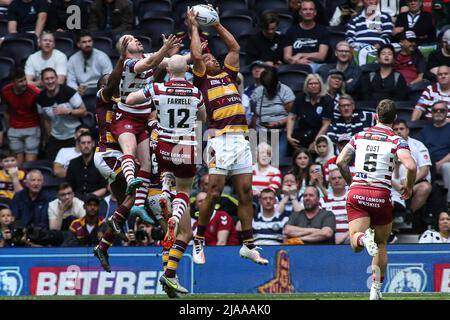 Londra, Regno Unito. 28th maggio 2022. Huddersfields Leroy Cudjoe raccoglie una palla alta durante la partita finale della Betfred Challenge Cup tra i giganti di Huddersfield e Wigan al Tottenham Hotspur Stadium, Londra, Inghilterra, il 28 maggio 2022. Foto di Simon Hall. Solo per uso editoriale, licenza richiesta per uso commerciale. Nessun utilizzo nelle scommesse, nei giochi o nelle pubblicazioni di un singolo club/campionato/giocatore. Credit: UK Sports Pics Ltd/Alamy Live News Foto Stock