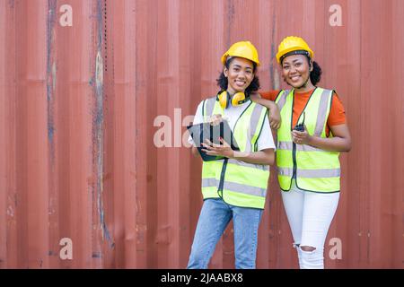 African teen black woman staff lavoro di squadra nel porto di trasporto del carico portait sorriso felice Foto Stock