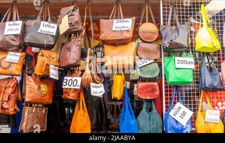 Borse colorate in pelle colorata con prezzo in Dirhams venduto in negozio locale a Essaouira, Marocco Foto Stock