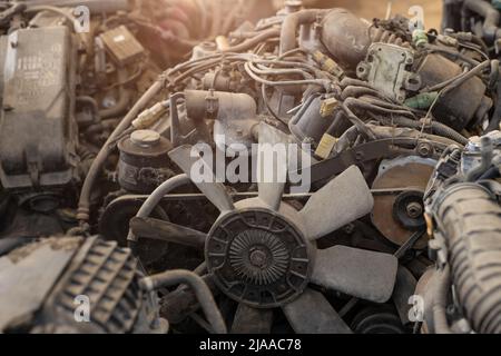 Vecchio motore auto sporco usato vendita di parti di seconda mano o riciclato. Foto Stock