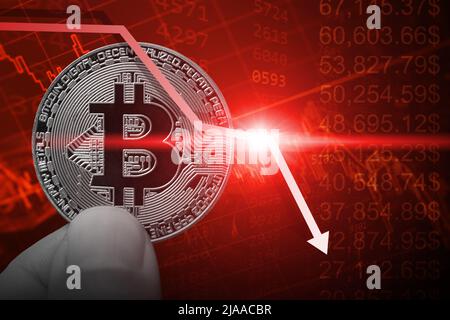 I prezzi di Crypto crollano verso il basso. bitcoin Cryptocurrency valore goccia orso mercato concetto. Foto Stock