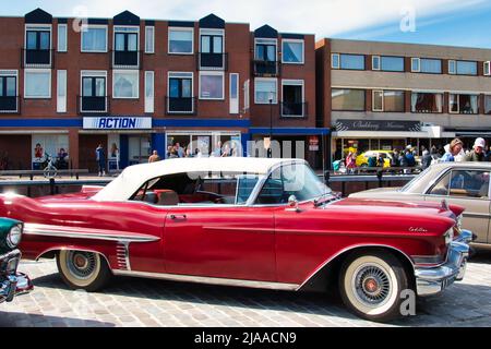 Auto d'epoca rossa Cadillac coupé deville convertibile anni '50 in una classica mostra di auto a Uithuizen, Groningen, Paesi Bassi Foto Stock