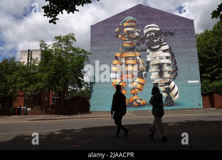 Leicester, Leicestershire, Regno Unito. 29th maggio 2022. La gente guarda un murale di Shaun la pecora e Bitzer creato da Super A durante l'evento portare la pittura. Il premiato International Street Art Festival attira artisti da tutto il mondo. Credit Darren Staples/Alamy Live News. Foto Stock