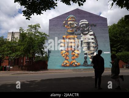 Leicester, Leicestershire, Regno Unito. 29th maggio 2022. La gente guarda un murale di Shaun la pecora e Bitzer creato da Super A durante l'evento portare la pittura. Il premiato International Street Art Festival attira artisti da tutto il mondo. Credit Darren Staples/Alamy Live News. Foto Stock