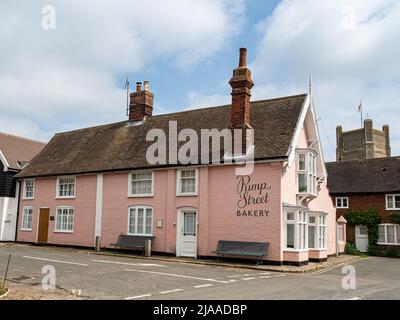 Il caratteristico esterno rosa della panetteria Pump Street a Orford Suffolk Foto Stock