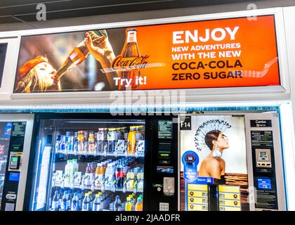 Poster della campagna pubblicitaria Coca-Cola sul frigorifero delle bevande Foto Stock