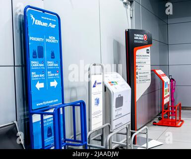 Tester per bagagli che misurano i telai di vari vettori aerei nel terminal dell'Aeroporto Internazionale, OTP, Otopeni, Bucarest, Romania Foto Stock