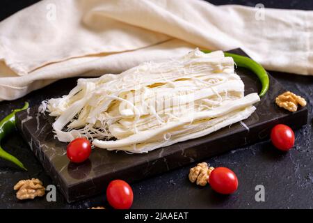 Formaggio a cordoncino. Delizioso formaggio a base di latte fresco di vacca. Nome locale tel peyniri. Primo piano Foto Stock