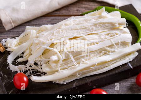 Formaggio a cordoncino. Delizioso formaggio a base di latte fresco di vacca. Nome locale tel peyniri. Primo piano Foto Stock