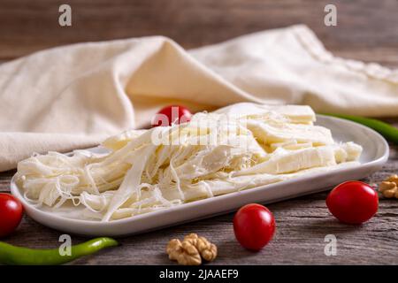 Formaggio a cordoncino. Delizioso formaggio a base di latte fresco di vacca. Nome locale tel peyniri. Primo piano Foto Stock