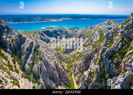 Paklenica canyon Parco Nazionale sulla montagna Velebit vista aerea, natura della Croazia Foto Stock