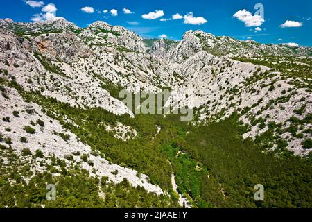 Paklenica canyon Parco Nazionale sulla montagna Velebit vista aerea, natura della Croazia Foto Stock