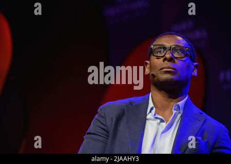 Hay-on-Wye, Galles, Regno Unito. 29th maggio 2022. David Harewood parla con Stephen Fry al Festival di Hay 2022, Galles. Credit: Sam Hardwick/Alamy. Foto Stock