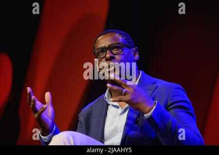 Hay-on-Wye, Galles, Regno Unito. 29th maggio 2022. David Harewood parla con Stephen Fry al Festival di Hay 2022, Galles. Credit: Sam Hardwick/Alamy. Foto Stock