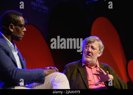 Hay-on-Wye, Galles, Regno Unito. 29th maggio 2022. David Harewood parla con Stephen Fry al Festival di Hay 2022, Galles. Credit: Sam Hardwick/Alamy. Foto Stock