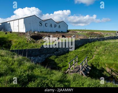 Distilleria Scapa, Scapa Bay, Isole Orcadi, Scozia, Regno Unito Foto Stock