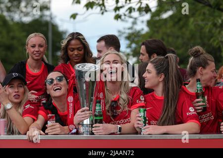 Liverpool, Regno Unito. 29th maggio 2022. Il Liverpool FC Women festeggia sulla sfilata di autobus scoperto dopo aver vinto il campionato fa Womens e aver ottenuto la promozione alla Premier League Women a Liverpool, Regno Unito il 5/29/2022. (Foto di James Heaton/News Images/Sipa USA) Credit: Sipa USA/Alamy Live News Foto Stock