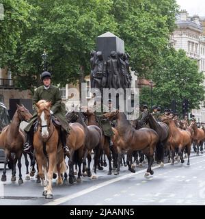 I membri della Household Cavalry hanno visto sposarsi con i loro cavalli lungo Whitehall. Immagine scattata il 24th maggio 2022. © Belinda Jiao jiao.bilin@gmail. Foto Stock