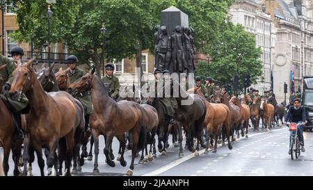 I membri della Household Cavalry hanno visto sposarsi con i loro cavalli lungo Whitehall. Immagine scattata il 24th maggio 2022. © Belinda Jiao jiao.bilin@gmail. Foto Stock