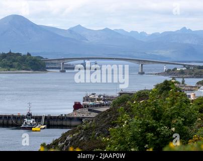 Il ponte Skye che collega la terraferma scozzese con l'isola di Skye tra Kyle of Lochalsh e Kyleakin su Skye. Foto Stock