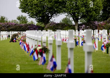 Margraten, Paesi Bassi. 29th maggio 2022. 2022-05-29 13:26:59 MARGRATEN - i soldati preparano il cimitero durante la commemorazione annuale del Memorial Day al cimitero americano a Margraten. Il primo ministro Mark Rutte ha tenuto un discorso durante la giornata di commemorazione americana e ha posto una corona. ANP ROBIN VAN LONKHUIJSEN netherlands OUT - belgium OUT Credit: ANP/Alamy Live News Foto Stock