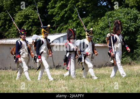 Le persone vestite con costumi d'epoca prendono parte ad una ricostituzione dell'era napoleonica, focalizzata intorno al principe Joachim Murat, nel Castello di Montigny-le-Gannelon a Cloyes-les-Trois-Rivieres il 28 maggio 2022. Foto di Raffaello Lafargue/ABACAPRESS.COM Foto Stock