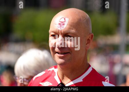 Un fan della foresta di Nottingham con la vernice facciale prima della finale del campionato Sky Bet al Wembley Stadium di Londra. Data foto: Domenica 29 maggio 2022. Foto Stock