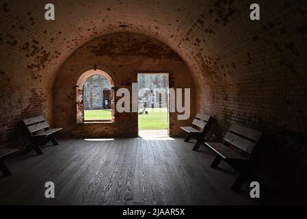 Sala a volta a Fort Macon, guarnito nel 1834 per difendere il porto di Beaufort, NC, e trasformato in un parco statale nel 1924. Foto Stock