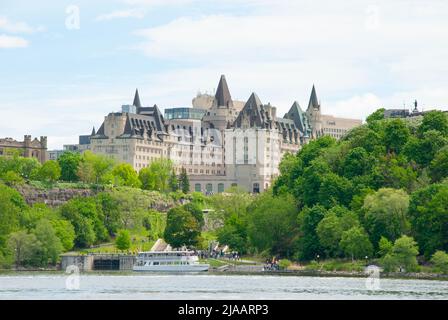 Chateau Laurier Hotel e Tour Boat sul fiume Ottawa, Ottawa, Ontario, Canada Foto Stock