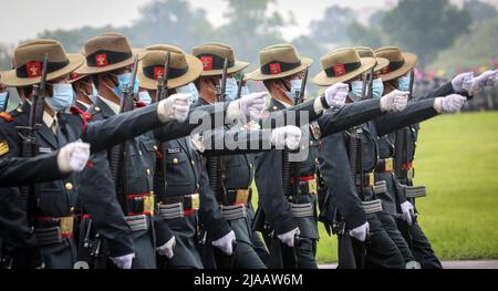 Kathmandu, Bagmati, Nepal. 29th maggio 2022. I membri dell'esercito nepalese partecipano ad una sfilata durante la celebrazione della Giornata della Repubblica a Kathmandu, Nepal, 29 maggio 2022, la giornata della Repubblica commemora la data in cui la prima riunione dell'Assemblea costituente del Nepal ha avuto luogo il 28 maggio 2008, Che ha concluso il regno di 240 anni dei re di Shah e ha dichiarato il Nepal una repubblica. (Credit Image: © Sunil Sharma/ZUMA Press Wire) Credit: ZUMA Press, Inc./Alamy Live News Foto Stock