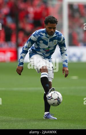 Londra, Regno Unito. 29th maggio 2022. Duane Holmes di Huddersfield Town si scalda durante il Campionato EFL Sky Bet Play Off Final Match tra Huddersfield Town e Nottingham Forest al Wembley Stadium di Londra, Inghilterra, il 29 maggio 2022. Foto di Ken Sparks. Solo per uso editoriale, licenza richiesta per uso commerciale. Nessun utilizzo nelle scommesse, nei giochi o nelle pubblicazioni di un singolo club/campionato/giocatore. Credit: UK Sports Pics Ltd/Alamy Live News Foto Stock