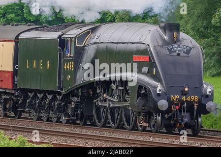 L'erotage ha restaurato A4 locomotiva a vapore del Pacifico Sir Nigel Gresley durante il suo primo tour ferroviario dopo la revisione visto dirigersi a nord da Crewe a Carlisle. Foto Stock