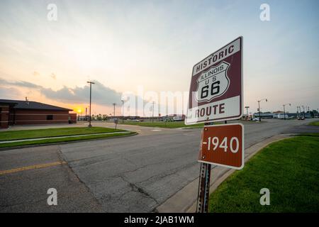 Illinois Route 66 segno, 1930-1940, danneggiato da un impatto. Litchfield, il, USA Foto Stock